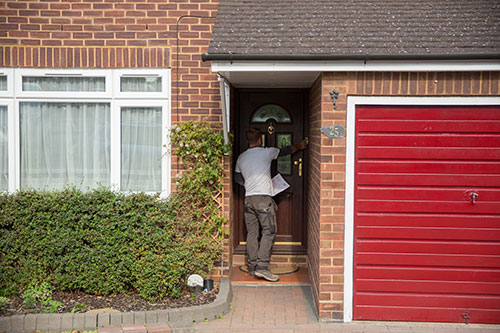 surveyor knocking on customer's door